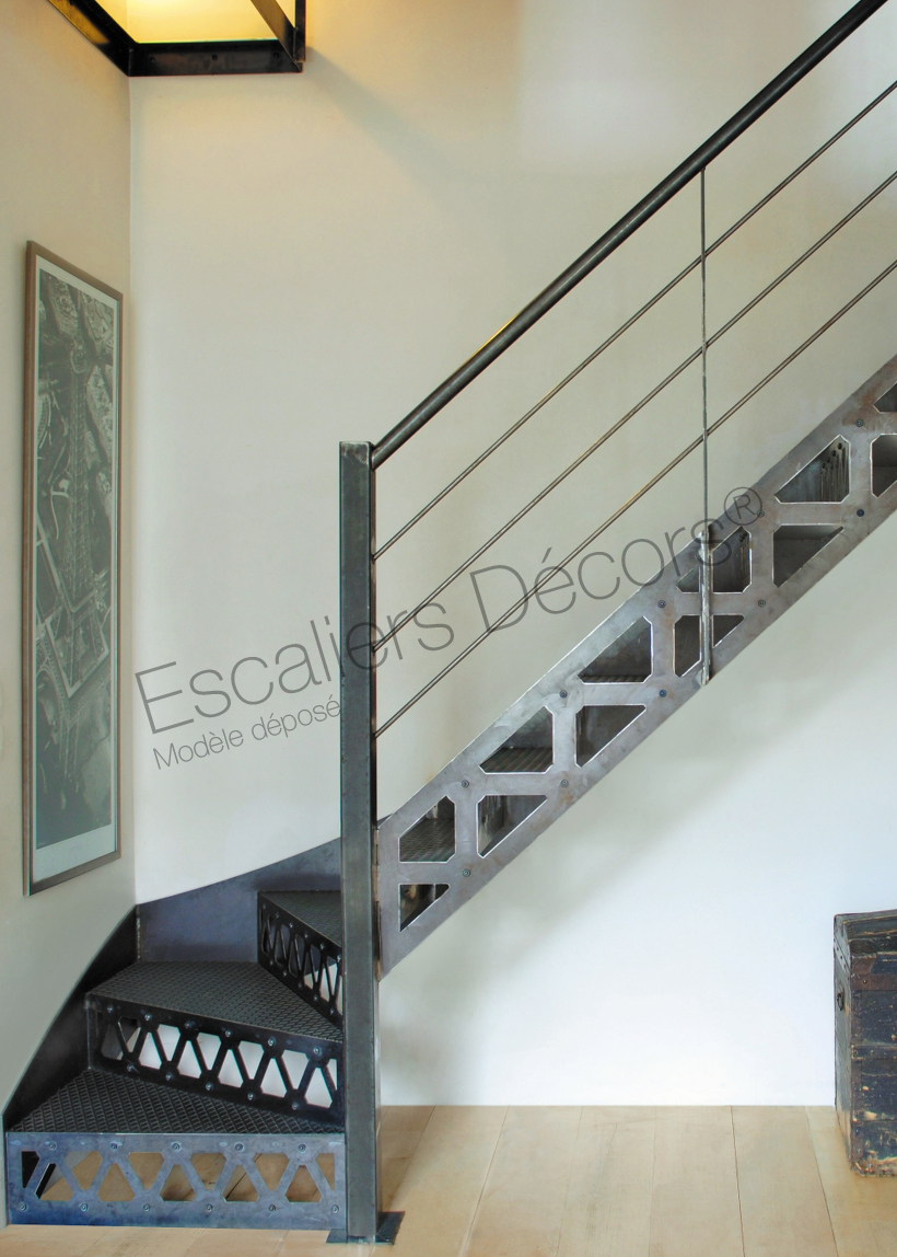 Photo DT36 - ESCA'DROIT® style San Francisco. Escalier quart tournant intérieur métallique au design industriel